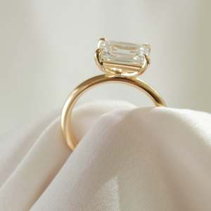Bague de fiançailles solitaire minimaliste en or jaune massif 14 carats avec diamant de laboratoire certifié IGI taille émeraude 2 carats serti à griffes - Product Image 5