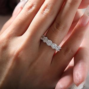 Anillo de aniversario con 5 diamantes redondos brillantes de 5 mm - Engaste de cesta con puntas compartidas - Anillo de boda clásico con diamante certificado por IGI - Product Image 3