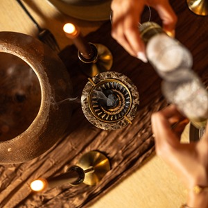 Brûleur d'encens en résine fait main, diffuseur aromatique artisanal, toutes saisons - Product Image 3