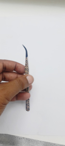 Pince à épiler incurvée pour sourcils avec pointe pointue, angle de 45 degrés, acier inoxydable léger avec revêtement en poudre, longueur 14 cm, écologique - Product Image 4