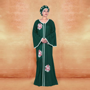 Kaftan en rayonne brodé avec motifs floraux, détails de dentelle sur le devant, manches évasées, accent plissé doux et longueur au sol - Product Image 3
