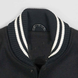 Chaquetas Varsity Negras Personalizadas con Logotipo Bordado, Mangas de Cuero, Estilo Urbano, para Hombre - Product Image 2