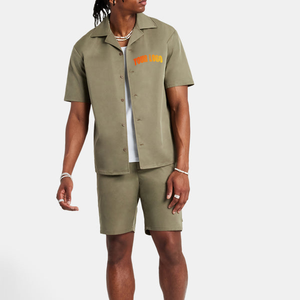 Ensemble de survêtement pour homme en coton respirant et écologique, comprenant une chemise boutonnée coupe-vent et un short cargo - Product Image 1