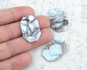 Pendientes Artesanales de Resina, Joyería Tribal Ligera con Textura Natural y Tonos Terrosos - Product Image 1