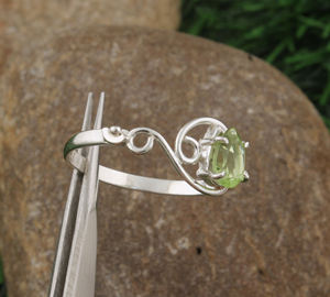 แหวนแต่งงานเพอริดอทควอตซ์ เงินแท้ 925 ประดับพลอยประจำเดือนสิงหาคม สำหรับผู้หญิง ทรงบริลเลียนต์คัท ควอตซ์สีเขียว สไตล์คลาสสิก - Product Image 5