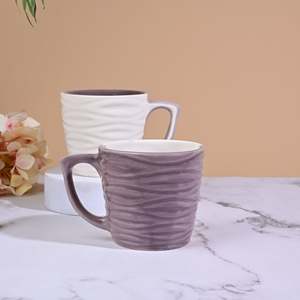 Ensemble de 2 tasses en céramique sculptée rose pâle et ambre - Product Image 4