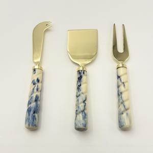 Magnifique ensemble de 3 couteaux à fromage en acier inoxydable faits à la main avec manche en résine pour servir le fromage au petit-déjeuner - Product Image 1