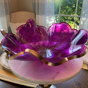 Cuenco decorativo hecho a mano con diseño de geoda de resina epoxi morada mediana - Product Image 1