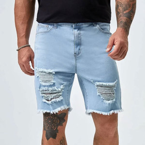 Shorts Bermuda en jean déchiré bleu clair pour homme, taille mi-haute, fermeture boutonnée, style décontracté avec ourlet effiloché et détails usés - Product Image 1