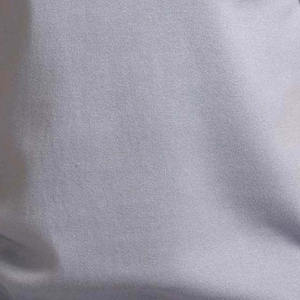 เสื้อโปโลทรงหลวมสำหรับผู้ชาย ผลิตจากผ้าฝ้ายผสมที่ทนทาน พร้อมดีไซน์กระดุมแบบคลาสสิก เหมาะสำหรับการเดินทางและสวมใส่ในชีวิตประจำวัน - Product Image 3