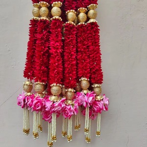 Guirnalda de Flores Artificiales Color Granate Hecha a Mano con Cuentas Doradas o Borlas de Perlas para Decoración de Fondo en Bodas y Festivales Indios - Product Image 1