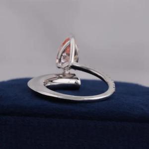 Anillo de compromiso de diamante talla pera rosa en oro blanco macizo con piedra de acento redonda asimétrica, solitario minimalista único con diseño bypass - Product Image 4