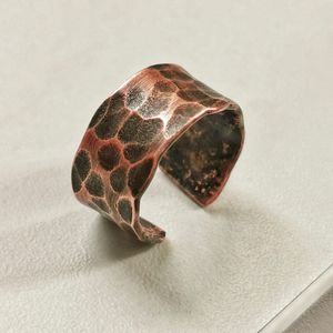 Anillo de cobre tradicional elaborado con cuidado, perfecto para tiendas de regalos, joyerías y colecciones de moda. - Product Image 1