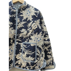 Veste d'hiver en coton pur indien Kantha matelassée, écologique, imprimée à la main, motif floral, avec décoration à rayures et rivets - Product Image 3