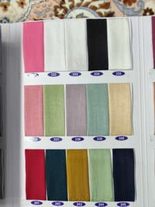 Tela satinada de alta calidad con textura suave y brillante, 58 pulgadas de ancho, ideal para sarees, vestidos y kurtis. Proveedor mayorista con el mejor precio. - Product Image 3