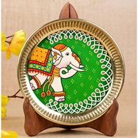 Plateau décoratif rond en métal profond, artisanal, avec motif de vache orientale peint à la main, couleur rose, pour la décoration de mariage et de la maison