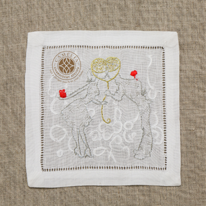 Servilleta de cóctel clásica bordada, resistente y reutilizable, realza la belleza de la mesa para bodas y ocasiones formales. - Product Image 1