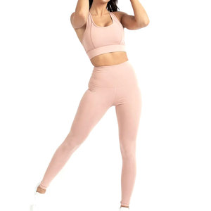 Ensemble de yoga tendance pour femmes avec matière respirante, conçu pour la pratique du yoga et des étirements à domicile - Product Image 1