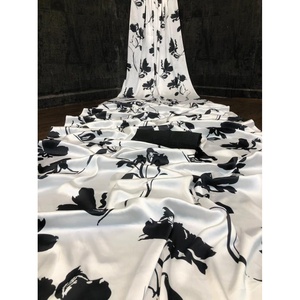 ผ้าโสร่งพิมพ์ลายดิจิตัลเอฟเฟกต์4D ผ้าไหมเนื้อนุ่มพร้อมเสื้อสีขาว - Product Image 1