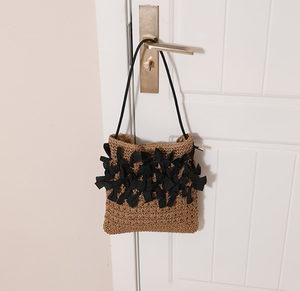 Eleva tu moda de verano con este bolso de hilo natural hecho a mano, decorado con elegantes detalles de lazo negro para mujeres con estilo. - Product Image 3