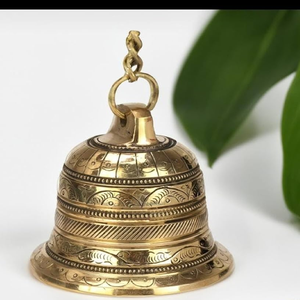 Cloche en laiton artisanale avec motifs de divinités sculptés et chaîne lourde, cloche murale en laiton disponible à prix de gros. - Product Image 2