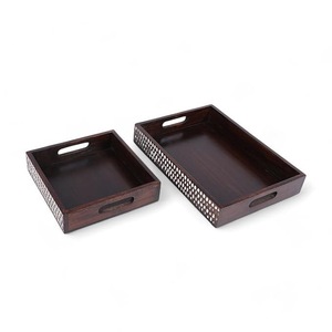 Juego de 2 bandejas de madera con diseño de incrustaciones metálicas – Bandejas decorativas para café y desayuno con asas - Product Image 1