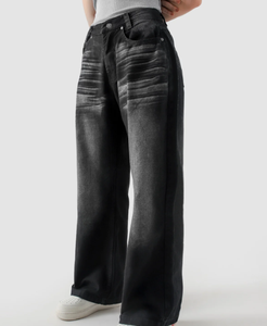 Vaqueros de mezclilla blancos 100% algodón personalizados con lavado ácido, efecto desgastado en las piernas y corte acampanado - Product Image 1