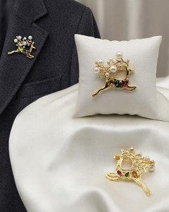 Broche élégante et tendance en or et perles avec pierres précieuses colorées, épinglette de Noël en forme de renne, bijou pour femmes et hommes - Product Image 1