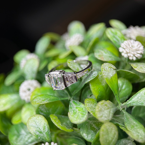 Bague à trois pierres en diamant taille émeraude 2,5 carats couleur D avec pierres latérales trapézoïdales en or 14 carats certifiée IGI pour fiançailles et mariage - Product Image 2