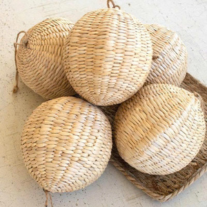 Boule de décoration de Noël en jonc de mer écologique vietnamien, design naturel et durable pour les célébrations de fin d'année - Product Image 4