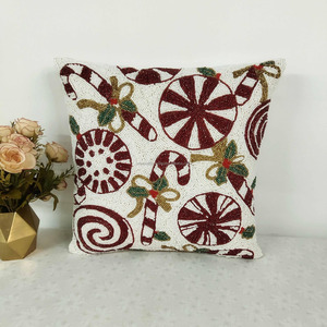 Funda de cojín navideña con cuentas, diseño de bastón de caramelo y menta, funda de almohada decorativa hecha a mano para decoración del hogar en las fiestas. - Product Image 1