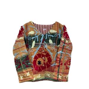 Veste d'hiver matelassée en coton unisexe Taille XL Broderie indienne Suzani Respirant Kantha Raw Edge Short Length Fall Coat - Product Image 1