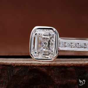 Anillo de compromiso vintage elegante de oro blanco de 10k con diamante de laboratorio de 1 quilate con corte Asscher engastado en bisel y banda de canal. - Product Image 3