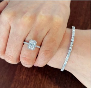 แหวนหมั้นเพชรทรงเหลี่ยมมรกต 1.00 กะรัต ทองคำขาว 14K ประดับเพชรรอบวงสำหรับผู้หญิง - Product Image 4