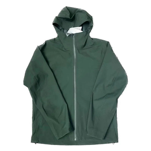 Veste coupe-vent softshell personnalisable de haute qualité pour l'hiver, avec blocs de couleur tendance et fermeture éclair, idéale pour l'extérieur - Product Image 1