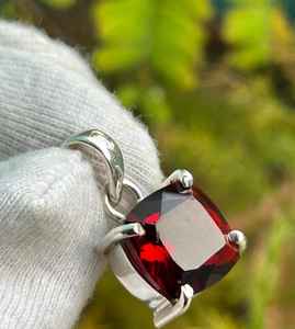 Colgante de granate con forma de cojín, delicado, de plata de ley 925, minimalista, hecho a mano, joyería con piedras preciosas para mujer, joyería fina. - Product Image 3