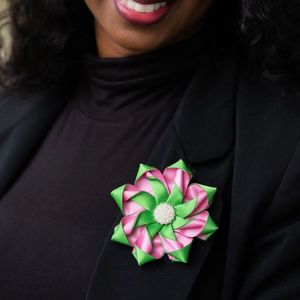 Broche de Flor con Cinta de Perlas Rosa y Verde, Elegante Broche Floral para Mujer, Accesorio de Moda con Acento de Perlas para Vestido - Product Image 1