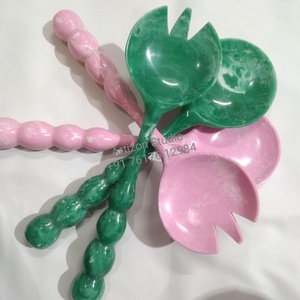 Juego de utensilios para ensalada de resina con diseño de remolinos coloridos, mini cuchara y tenedor, apto para lavavajillas, microondas y horno, color personalizado - Product Image 5