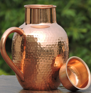 Cette carafe en cuivre poli, brillante et minimaliste, présente une silhouette moderne et épurée et une bec verseur. Disponible au prix de gros. - Product Image 4