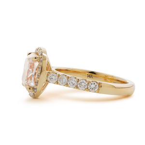 Meilleure Vente Bague de Fiançailles en Or Jaune Massif 14K avec Diamant Rose de Laboratoire de 3 carats, Coupe Coussin, Halo et Bande Pavée de Diamants en Forme de U - Product Image 5