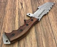 Couteau de camping artisanal de qualité industrielle, personnalisable OEM/ODM, avec lame en acier Damas, manche en bois, étui en cuir et pointe clip.