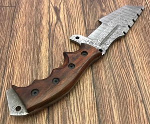 Couteau de camping artisanal de qualité industrielle, personnalisable OEM/ODM, avec lame en acier Damas, manche en bois, étui en cuir et pointe clip. - Product Image 4