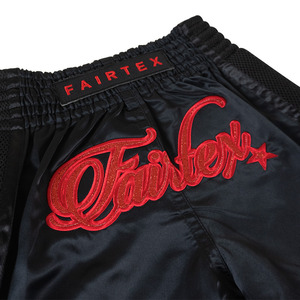 Shorts de boxe thaï Fairtex noir et rouge avec logo brodé, panneaux latéraux en mesh respirant, vêtements d'arts martiaux unisexes pour adultes - Product Image 3