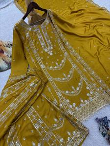 Collection de palazzos en soie Chinon fabriqués en Inde, avec de riches broderies, tenue de créateur pour femme, en vente. - Product Image 3