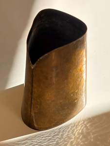 Vase à fleurs en métal sur mesure, finition antique en laiton, vase décoratif robuste, grand vase d'art en bronze de luxe pour hôtel - Product Image 1