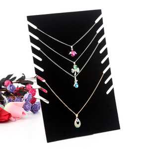 Exhibidor de Joyería Portátil Moderno de Cartón Negro Simplicity para Collares, para Tienda - Product Image 1