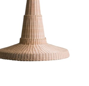 Lustre suspendu conique à plusieurs niveaux en rotin artisanal de qualité supérieure, luminaire moderne et organique - Product Image 4