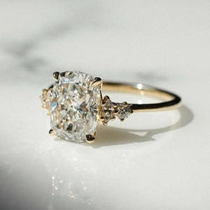 Bague de fiançailles minimaliste en argent sterling 925 avec moissanite taille coussin allongée de 2,50 carats, sertie à griffes, pour anniversaire - Product Image 2