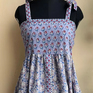 Vestido largo con estampado floral hecho a mano, cuello cuadrado, de algodón indio, largo maxi, con tirantes ajustables y sin mangas. - Product Image 1