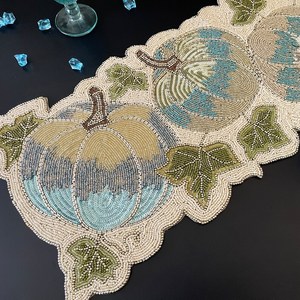 Camino de Mesa Bordado a Mano con Forma Personalizada, Diseño Floral Verde Azulado de Estilo Lujoso, Duradero, Ecológico y Ligero, Ali Fashion - Product Image 1